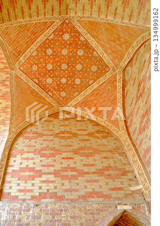 イラン　ザンジャーン州　世界遺産　ソルターニーイェ・ドームの内部 134999162
