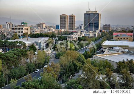 イラン　首都　テヘラン中心部　ケシャヴァルズ大通り周辺の街並み 134999165