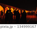 イラン　エスファハーン　33連アーチ橋の夜景 134999167