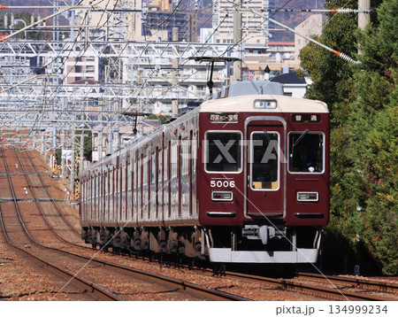 阪急今津北線　仁川駅付近を走る電車 134999234