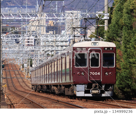 阪急今津北線　仁川駅付近を走る7000系電車 134999236