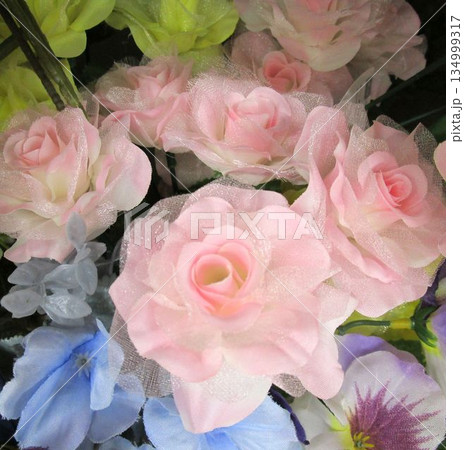 カラフルな造花の花束 カラフルな造花の花束 134999317