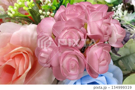 カラフルな造花の花束 カラフルな造花の花束 134999319