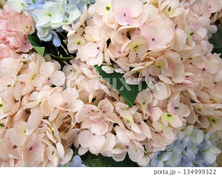 カラフルな造花の花束 134999322