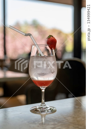 いちごと桜のスカッシュ・カフェで楽しむ春のいちごドリンク いちごと桜のスカッシュ・カフェで楽しむ春のいちごドリンク 134999421