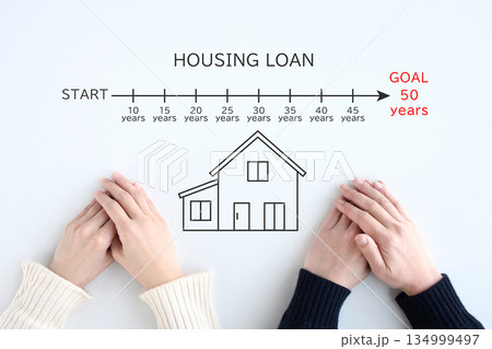 50年の住宅ローンに関して考える若い夫婦の手元 134999497