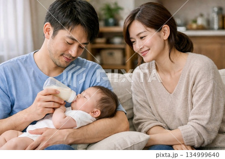 赤ちゃんにミルクを飲ませる新米パパと優しく見守るママ　AI生成 134999640