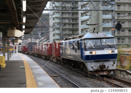 東海道本線 島本駅を通過するEF210牽引の貨物列車 東海道本線 島本駅を通過するEF210牽引の貨物列車 134999655