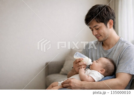 育児休業　赤ちゃんにミルクを飲ませるお父さん　AI生成 135000010