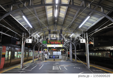 岡山駅　夜のプラットホーム 135000020