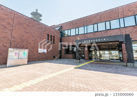 北海道稚内市　快晴の稚内総合文化センター 135000060