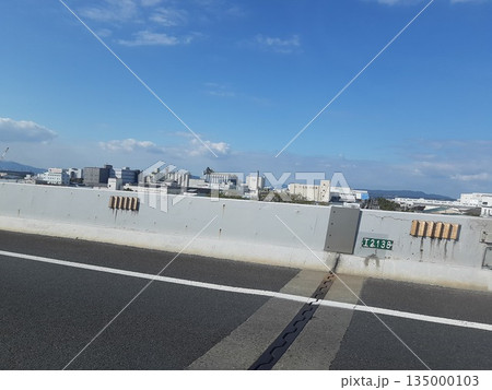 青空が広がる風景と高速道路 青空が広がる風景と高速道路 135000103