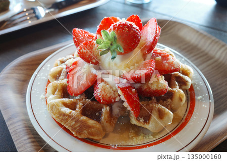 korea cafe dessert sweets strawberry waffle plate yummy 135000160