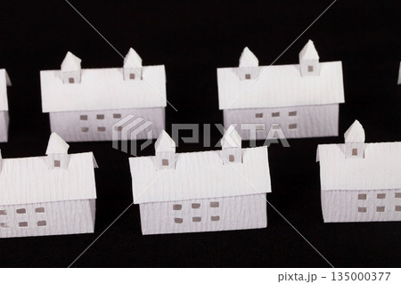手作りのペーパークラフト（ミニチュア）の家、街並み 黒背景・黒バック 135000377