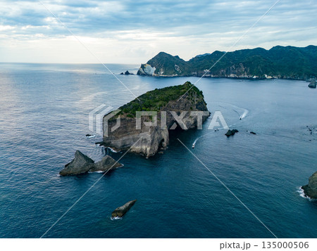 夕暮れのヒリゾ浜沖のドローン撮影。サンセットクルージングの漁船が航行している。ヒリゾ浜南伊豆町中木 135000506