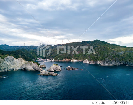 夕暮れのヒリゾ浜沖のドローン撮影。サンセットクルージングの漁船が航行している。ヒリゾ浜南伊豆町中木 135000512