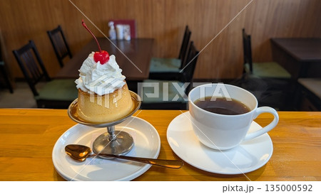 レトロなプリンとホットコーヒー レトロなプリンとホットコーヒー 135000592