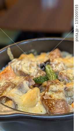 チーズたっぷりの熱々のお肉料理 チーズたっぷりの熱々のお肉料理 135000593