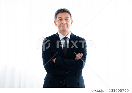 正面を見つめる真剣な表情のシニア男性 正面を見つめる真剣な表情のシニア男性 135000790