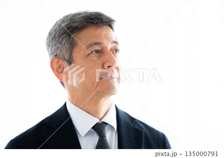 自信と希望に満ちた表情の経営者  135000791