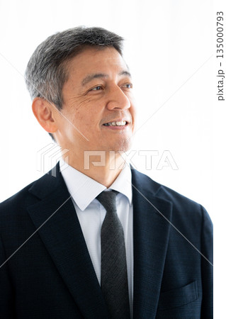 自信と希望に満ちた表情の経営者 自信と希望に満ちた表情の経営者 135000793