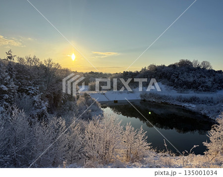 朝日に照らされたダム湖と樹氷 135001034