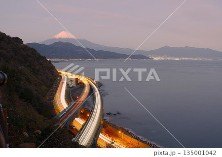 薩埵峠から望む夕焼けの富士山と東名高速道路や国道1号の光跡 135001042
