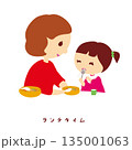 母親がとなりで子どもの食事をサポートしている 135001063