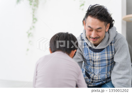 子供と遊ぶ男性保育士 子供と遊ぶ男性保育士 135001202