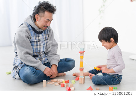 子供と遊ぶ男性保育士 子供と遊ぶ男性保育士 135001203