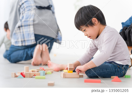 子供と遊ぶ男性保育士 135001205