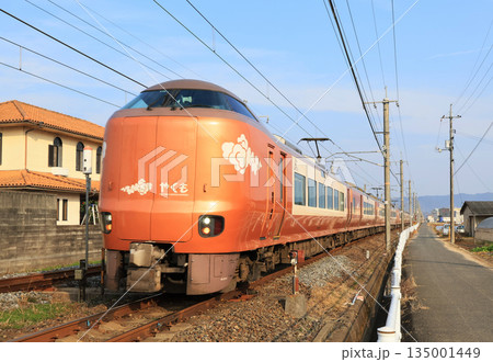 伯備線 清音駅付近を走る特急やくも 伯備線 清音駅付近を走る特急やくも 135001449