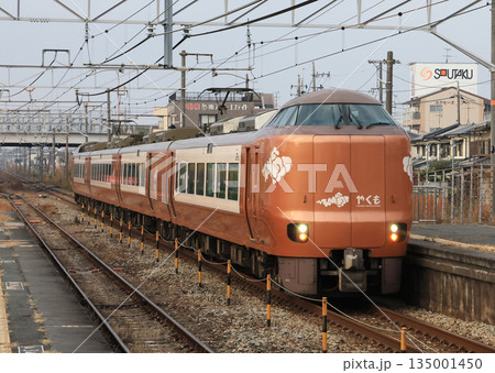 山陽本線中庄駅を通過する特急やくも 135001450