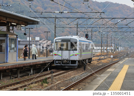 清音駅に停車する井原鉄道の気動車 清音駅に停車する井原鉄道の気動車 135001451