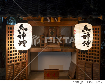 御扉が開いた神社の小さな社 135001747