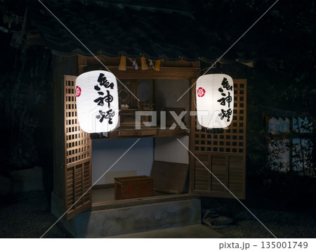 御扉が開いた神社の小さな社 御扉が開いた神社の小さな社 135001749