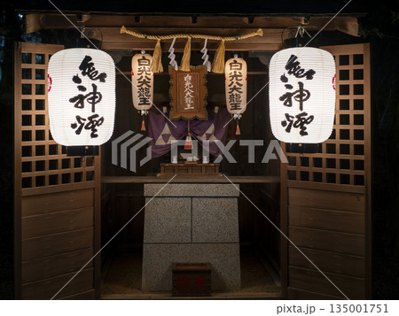 御扉が開いた神社の小さな社 御扉が開いた神社の小さな社 135001751