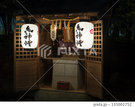 御扉が開いた神社の小さな社 135001752