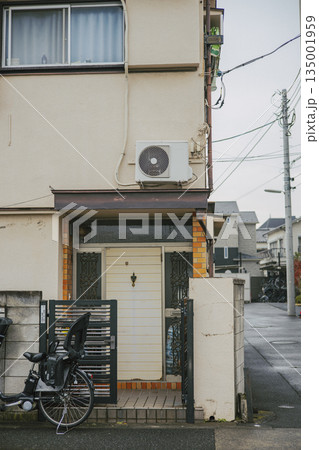 住宅街の一角にある家屋の外観と路地風景 住宅街の一角にある家屋の外観と路地風景 135001959