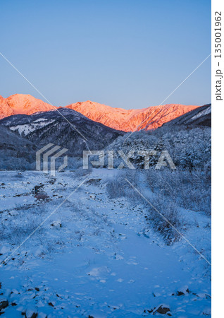 白馬三山モルゲンロート【白馬大橋より撮影】 135001962