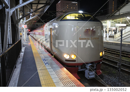 夜の岡山駅に到着する特急サンライズ出雲 135002052