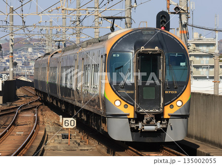 茶屋町駅に到着する8600系特急しおかぜ 茶屋町駅に到着する8600系特急しおかぜ 135002055