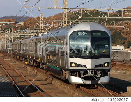 児島駅に到着する快速マリンライナー 児島駅に到着する快速マリンライナー 135002057
