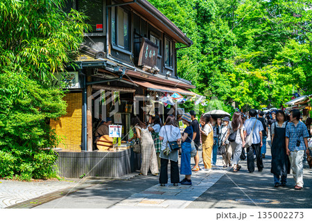 【東京都】たくさんのお店が立ち並ぶ深大寺の参道 135002273