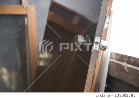 古民家の解体現場で取り外して立てかけてある扉 135002393