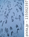 雪に残る足跡 135002397