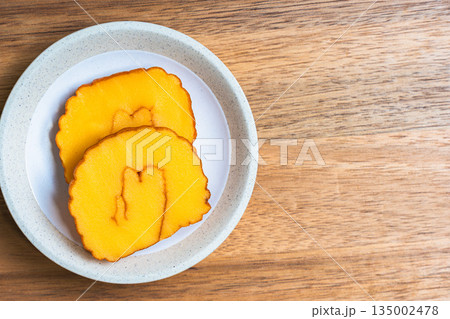 伊達巻　お正月のおせち料理に使われる和風卵焼き 135002478