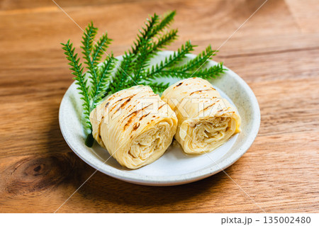 湯葉の旨煮　お正月のおせち料理に使われる上品な和風惣菜 135002480