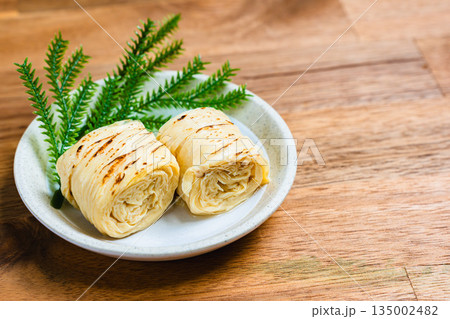 湯葉の旨煮　お正月のおせち料理に使われる上品な和風惣菜 135002482
