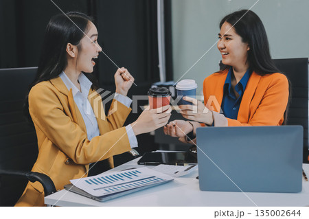 Businesswomen having discussion in office 135002644